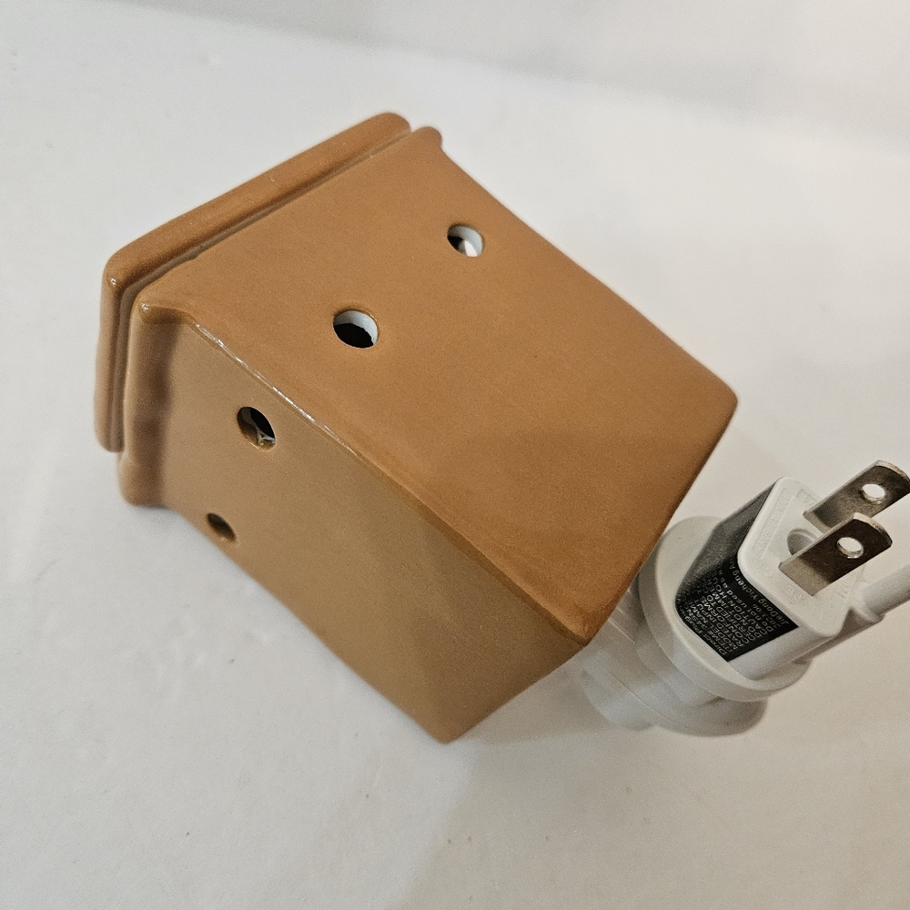 Wax Warmer Gingerbread House    Plug- in- Nightlight - Picture 7 of 10